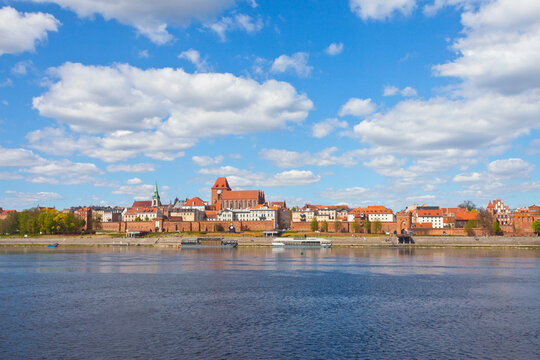 Dziedzictwo kulturowe - panorama Torunia wiosną, Toruń, Polska, Cultural heritage - panorama of Toruń in spring, Poland