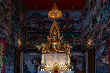 Fototapeta premium Chachoengsao, Thailand, March 16, 2025, Wat Hong Thong - Golden altar inside Wat Hong Thong temple hall