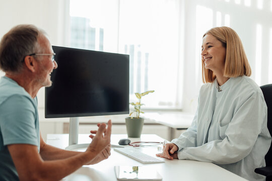 Doctor counseling patient on artificial intelligence in hospital