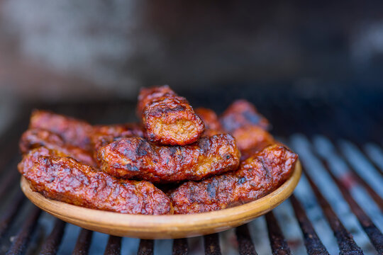 (Mici) cooks placed on a clay plate on a grill