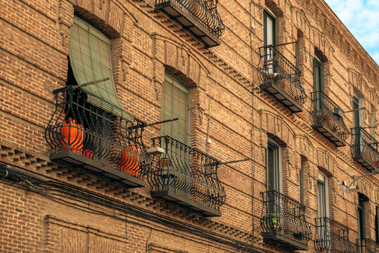 Fachada y arquitectura de edificios en Madrid