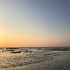 Obraz premium Sunset Ocean Horizon, Golden Sky over Sea, 노을 바다 감성 Dramatic Sunset over Calm Ocean, Evening Seascape, 석양 풍경 Orange Sunset Sky and Sea Background, 감성 바다사진 Beautiful Sunset over Ocean Horizon, Romantic