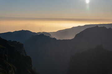 Obraz premium Dawn over Madeira ridges near Pico do Arieiro and Pico Ruivo
