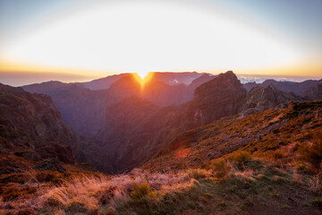 Obraz premium Sunrise over Pico do Arieiro and Pico Ruivo peaks in Madeira