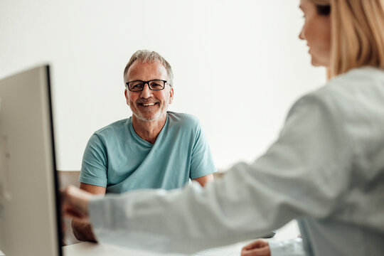 Doctor and patient discussing AI in medicine at hospital
