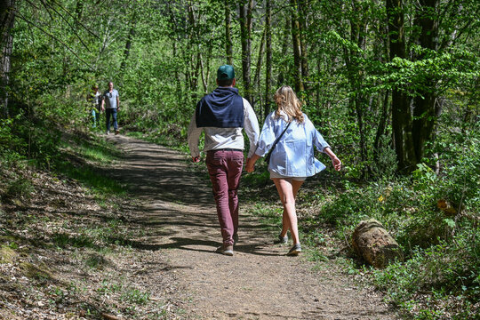 Bois foret nature promeneur Belgique Wallonie Ardennes couple