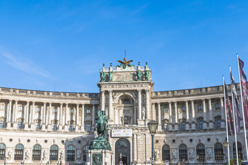Obraz premium Prince Eugene of Savoy monument in front of Hofburg Palace in Vienna