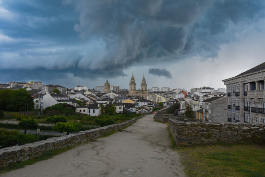Lugo con cielo nublado