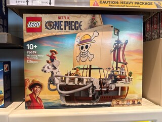 Naklejka premium April 2026, Singapore: LEGO One Piece The Going Merry Pirate Ship building set