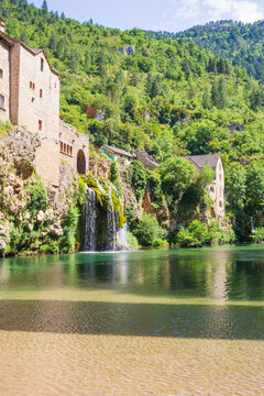 Saint-Ch&eacute;ly-du-Tarn Village and waterfall on the Tarn river - France