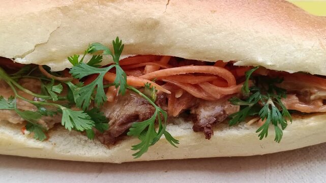 B&aacute;nh m&igrave; (sandwich vietnamien) au porc, en gros plan