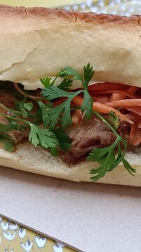 B&aacute;nh m&igrave; (sandwich vietnamien) au porc, en gros plan
