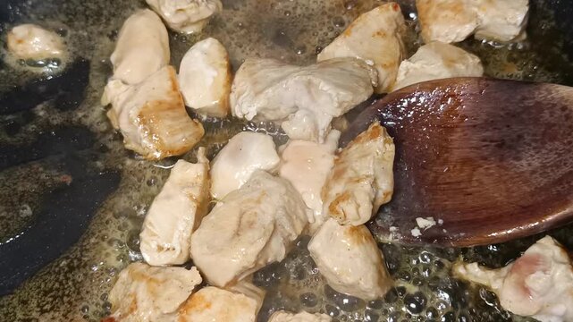 morceaux de poulet, en cuisson, dans une po&ecirc;le