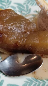 part de tarte tatin et boule de glace &agrave; la vanille