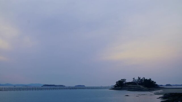 대한민국 한국 전라남도 신안 섬 갯벌 타임랩스 시간흐름 변화 구름 움직임 조수간만 썰물 밀물 간조 만조 자연 풍경 경관 서해안 유네스코 세계자연유산 습지 보호구역 해안선 지평선 수평선 태양 빛 광원 하늘 대기 염전 소금 생산지 연안 낙도 관광지 여행지 명소 환경 생태계 기록 영상 낙조 일몰 바다 