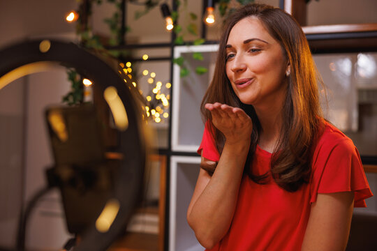 Make up vlogger recording intro video while making content for social networks