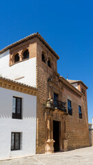 Fototapeta premium Bonita calle del municipio de Ronda con sus casas encaladas en blanco, Andalucía 