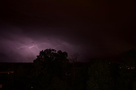 Foudre de nuit sur la ville