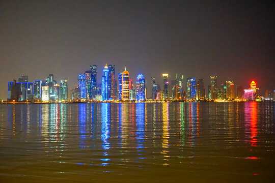 Ciudad reflejada en la noche