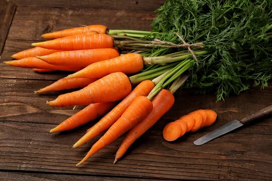 Carrots are biennial plants in the umbellifer family, Apiaceae. wortel