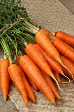 Carrots are biennial plants in the umbellifer family, Apiaceae. wortel