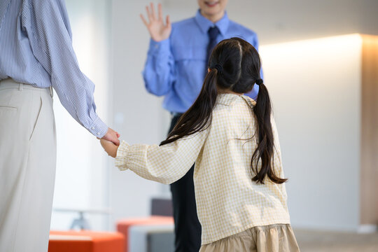 警備員に手を振る日本人の女の子