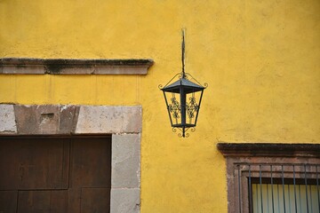 Obraz premium Old Colonial house facade in the historic center of San Miguel de Allende, Guanajuato Mexico.