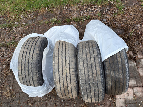 Des vieux pneus de voiture pos&eacute;s au sol.