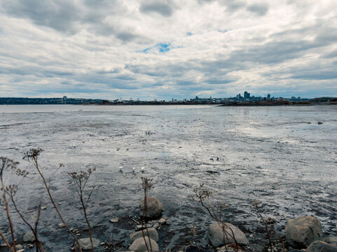 Le fleuve St-Laurent &agrave; mar&eacute;e basse &agrave; la hauteur de Qu&eacute;bec