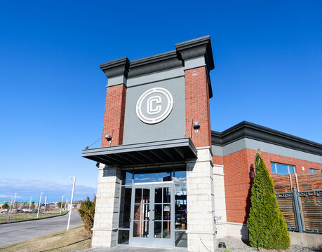 Fa&ccedil;ade du restaurant La Cage &agrave; Qu&eacute;bec