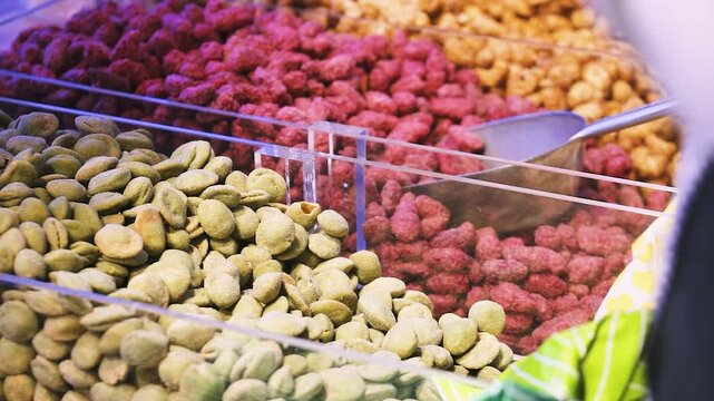 Pistazien werden in T&uuml;te auf Oktoberfest oder Weihnachtsmarkt abgef&uuml;llt
