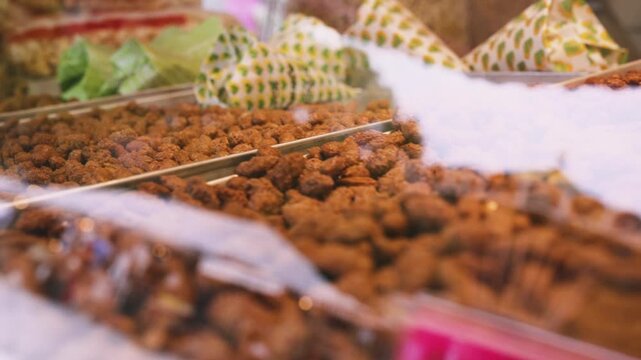 Gebrannte Mandeln und Verkaufst&uuml;ten auf Oktoberfest oder Weihnachtsmarkt Stand