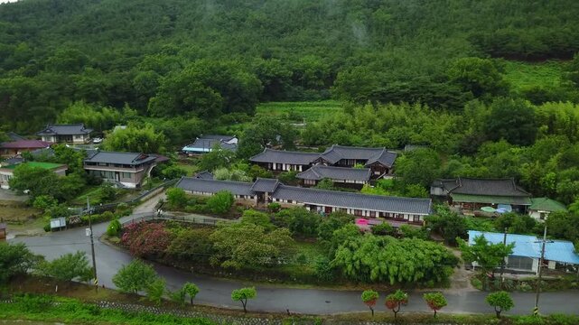 한국 대한민국 전라남도 전남 구례군 구례 시골 농촌 한옥 전통 가옥 운조루 토지면 양반가 고택 민속 풍습 시골집 향토 지방 역사 옛날집 문화재 기와집 마루 대문 담장 건축물 주거 문화 정원 마당 유적지 관광지 명소 국내여행 전통문화 보존 주택 마을 풍경 경관
