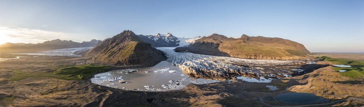 Glacial river in front of Mountains with Hvannadalshn&uacute;kur, aerial view, Sv&iacute;nafellsj&ouml;kull glacier tongue, Vatnaj&ouml;kull glacier, Iceland