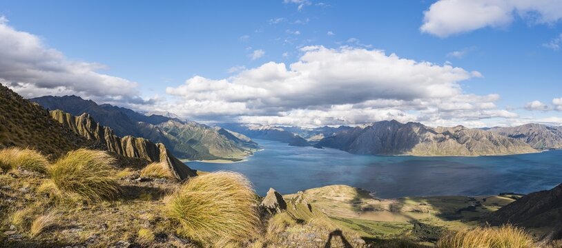 View of lake in mountain landscape, rugged landscape, Lake Hawea, Otago, South Island, New Zealand