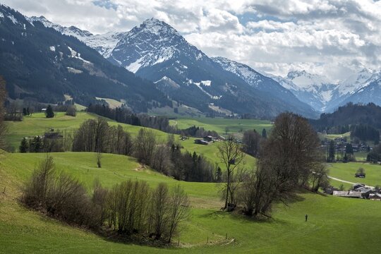 View from Malerwinkel into the Iller valley, in the background Oberstdorf and alpine panorama, Hinang, Oberallg&auml;u, Allg&auml;u, Bavaria, Germany