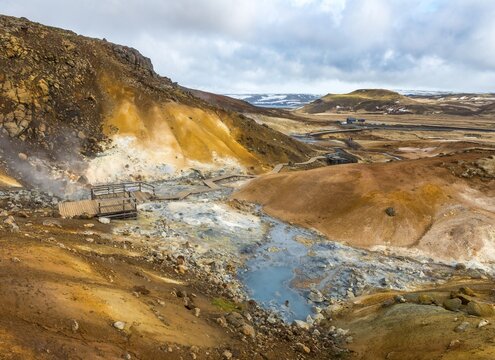 Boardwalk over steaming ground, mineral deposits, Selt&uacute;n geothermal area, Kr&yacute;suv&iacute;k volcanic system, Reykjanesf&oacute;lkvangur conservation area, Iceland