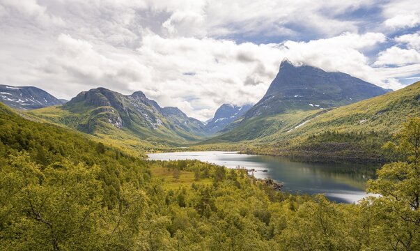 High valley Innerdalen with lake Innerdalsvatna, mountains, right Innerdalst&aring;rnet, Trollheimen Mountain Area, Sunndal, M&oslash;re og Romsdal, Vestlandet, Norway