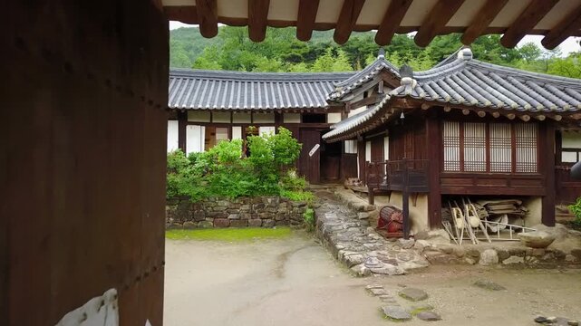 한국 대한민국 전라남도 전남 구례군 구례 시골 농촌 한옥 전통 가옥 운조루 토지면 양반가 고택 민속 풍습 시골집 향토 지방 역사 옛날집 문화재 기와집 마루 대문 담장 건축물 주거 문화 정원 마당 유적지 관광지 명소 국내여행 전통문화 보존 주택 마을 풍경 경관