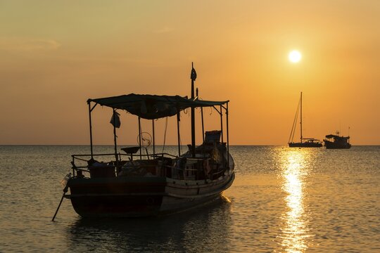 Fishing boat in sea at sunset, Koh Tao Island, Gulf of Thailand, Thailand
