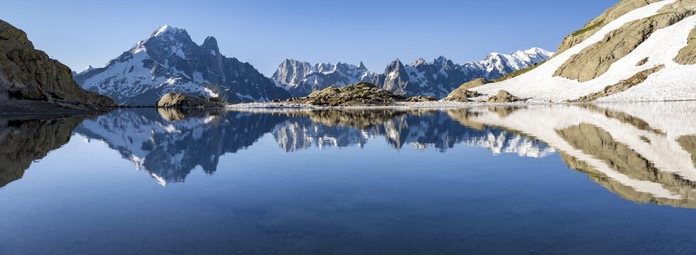 Mountain landscape in morning light, reflection in Lac Blanc, mountain peaks, Aiguille Verte, Grandes Jorasses, Aiguille du Moine, Mont Blanc, Mont Blanc Massif, Chamonix-Mont-Blanc, Haute-Savoie, France