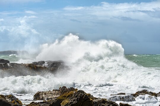 High waves, splashing spray, waves beating against rocky coastline, stormy sea, Curio Bay, Southlands, South Island, New Zealand