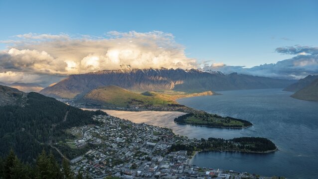 Panorama, view of Lake Wakatipu and Queenstown at sunset, Ben Lomond Scenic Reserve, mountain chain The Remarkables, Otago, Southland, New Zealand