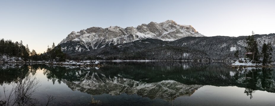Lake Eibsee in winter with snow-covered Zugspitze, water reflection, Wetterstein range, Grainau, Upper Bavaria, Bavaria, Germany