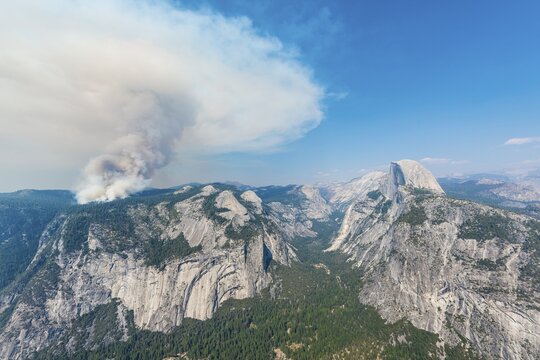 View from Glacier Point to the Yosemite Valley, forest fire with smoke, left Half Dome, Yosemite National Park, California, USA