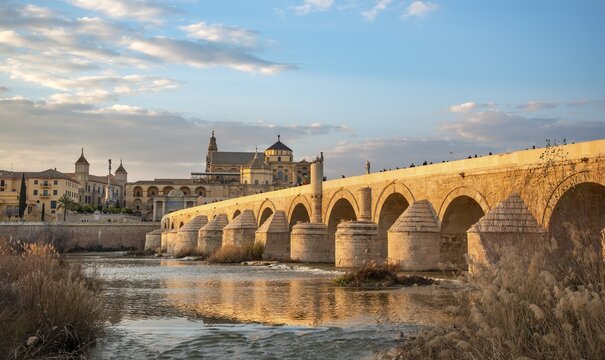 Puente Romano, Roman bridge over Rio Guadalquivir, behind Mezquita, Catedral de C&oacute;rdoba, Cordoba, Andalusia, Spain