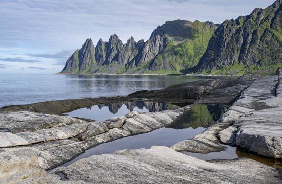 Tidal pool, rocky coast of Tungeneset, rocky peak Devil's Teeth, devil's teeth, Okshornan, Steinfjorden, Senja Island, Troms, Norway