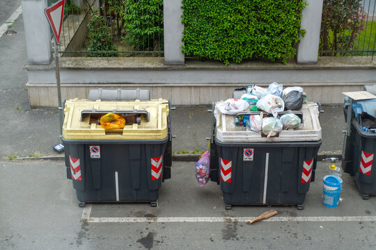 Spazzatura, raccolta differenziata, immondizia non raccolta, incivilt&agrave;