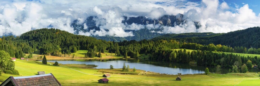 Lake Gerold, behind it the cloud-covered Karwendel Mountains, Werdenfelser Land, Upper Bavaria, Bavaria, Germany