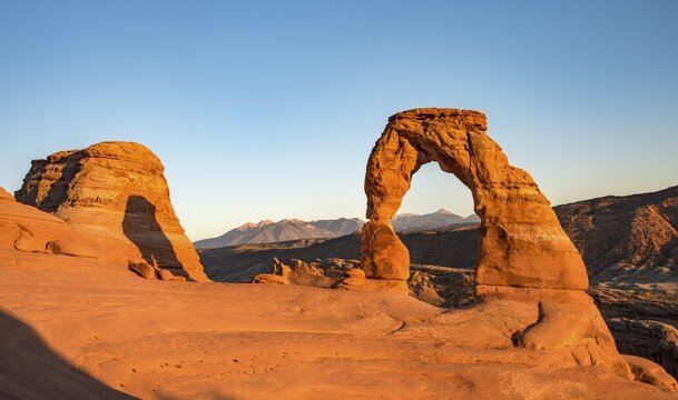 Delicate Arch, rock arch in the evening sun, Arches National Park, Moab, Utah, USA